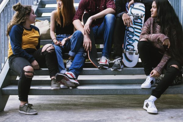 Mi hijo adolescente no quiere hablar conmigo: ¿es normal?