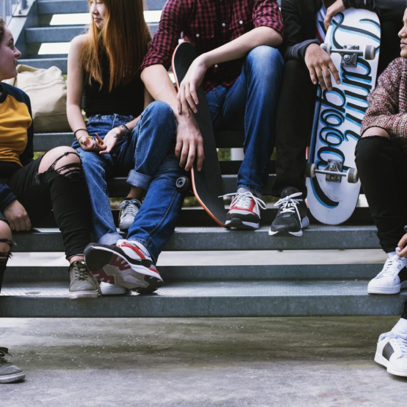 Mi hijo adolescente no quiere hablar conmigo: ¿es normal?