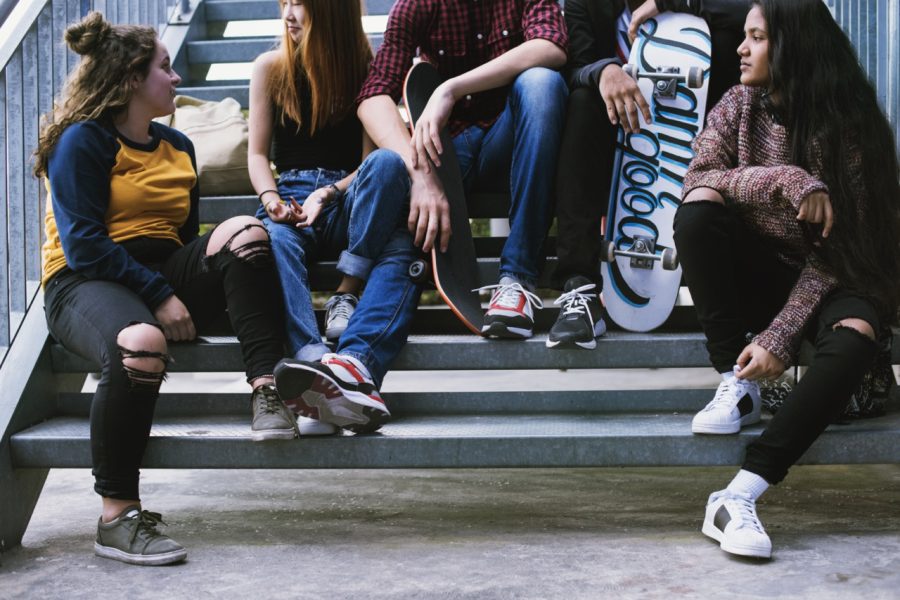Mi hijo adolescente no quiere hablar conmigo: ¿es normal?